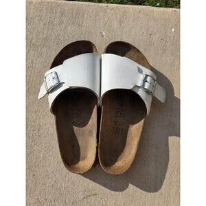 Birki's By Birkenstock Women's White One Strap Flip Flop Sandals! Size 39/Sz 8